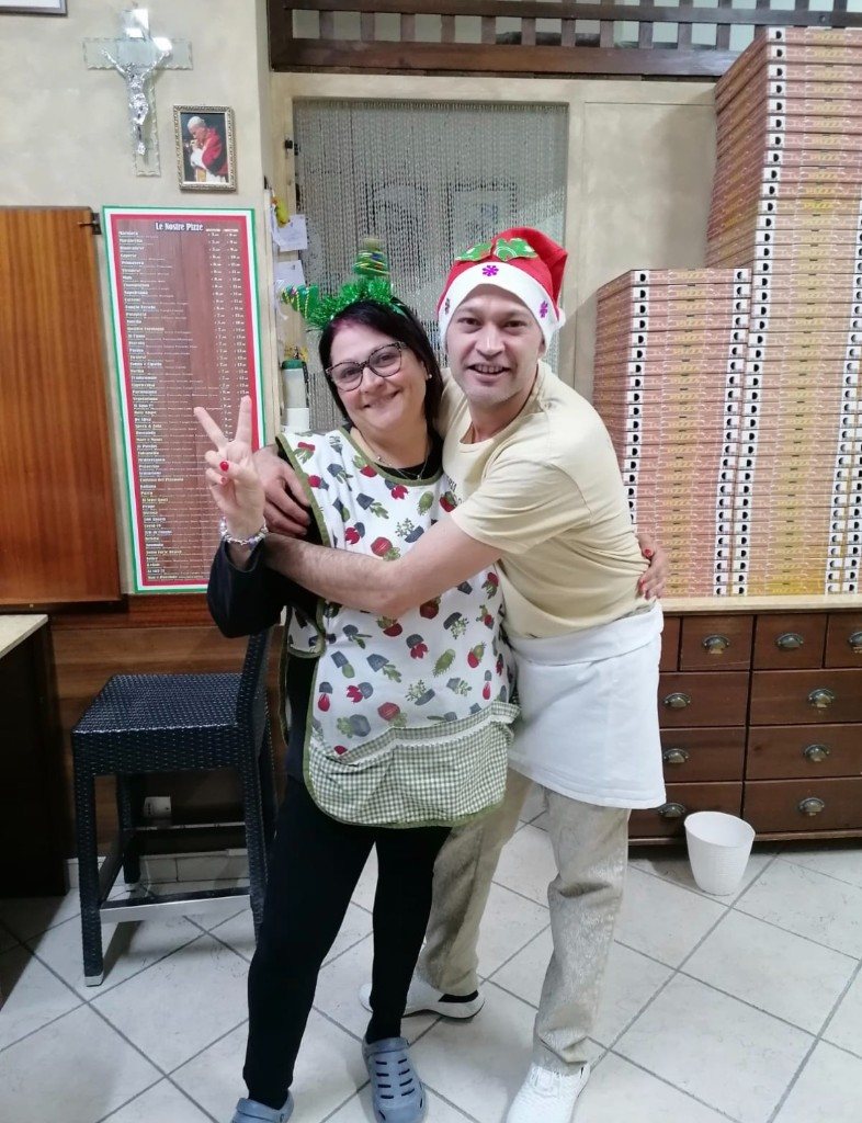 Francesco e Assunta nella pizzeria.